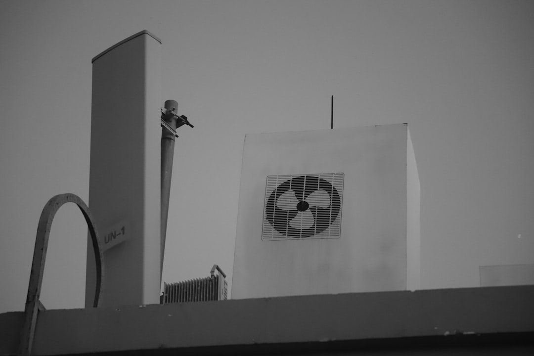 Centre de télésurveillance avec opérateur surveillant les alertes d'alarme maison