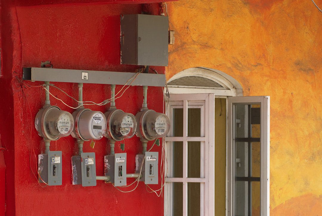 Technicien certifié installant un système d'alarme de télésurveillance dans une maison