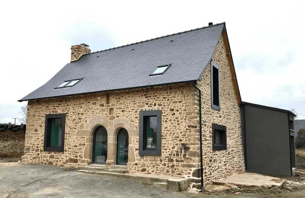 Mur en pierre meulière typique d'une maison ancienne en Île-de-France