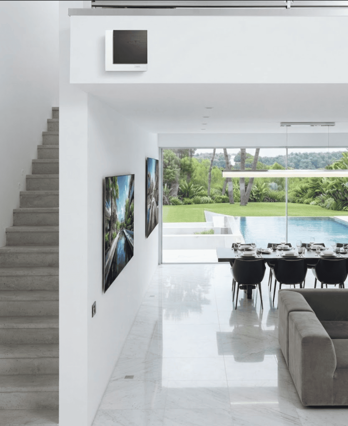 Installation discrète d’un système d’alarme Daitem dans une villa contemporaine
