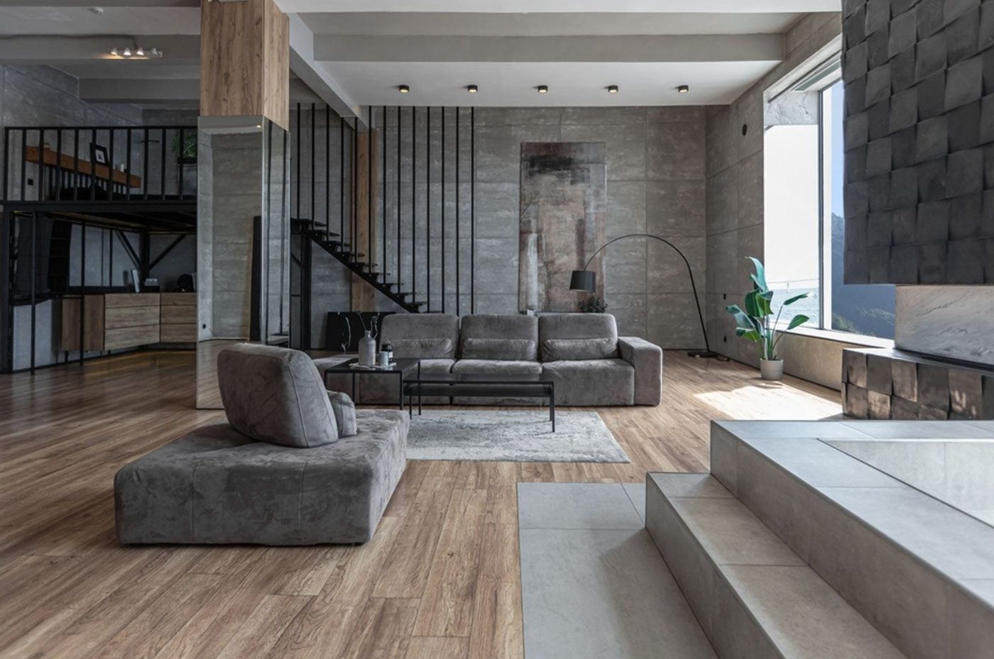 Intérieur d'une maison contemporaine protégée par une alarme Daitem, à la tombée de la nuit