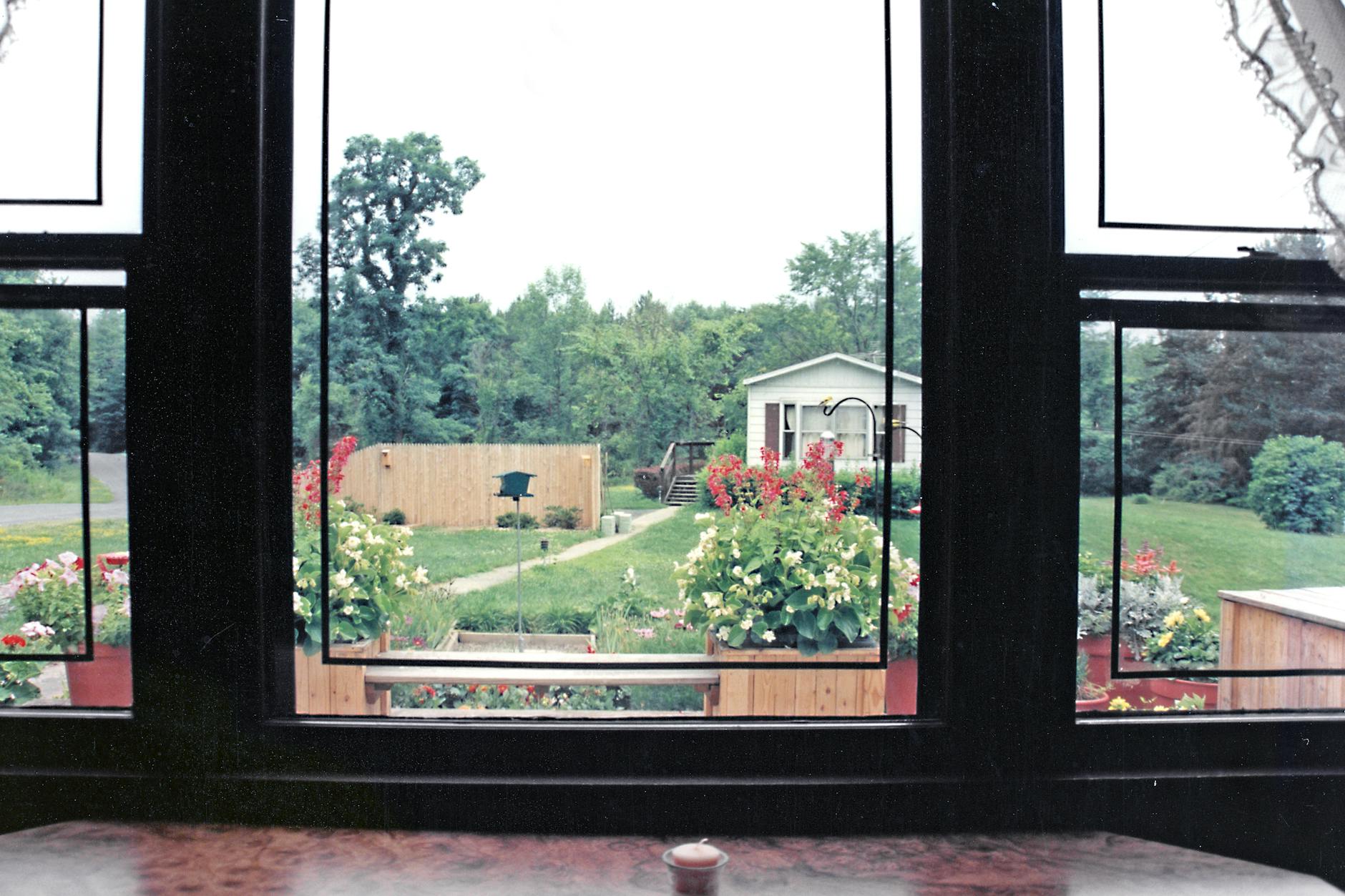 Système d'alarme maison installé sur la façade d'une villa en zone pavillonnaire