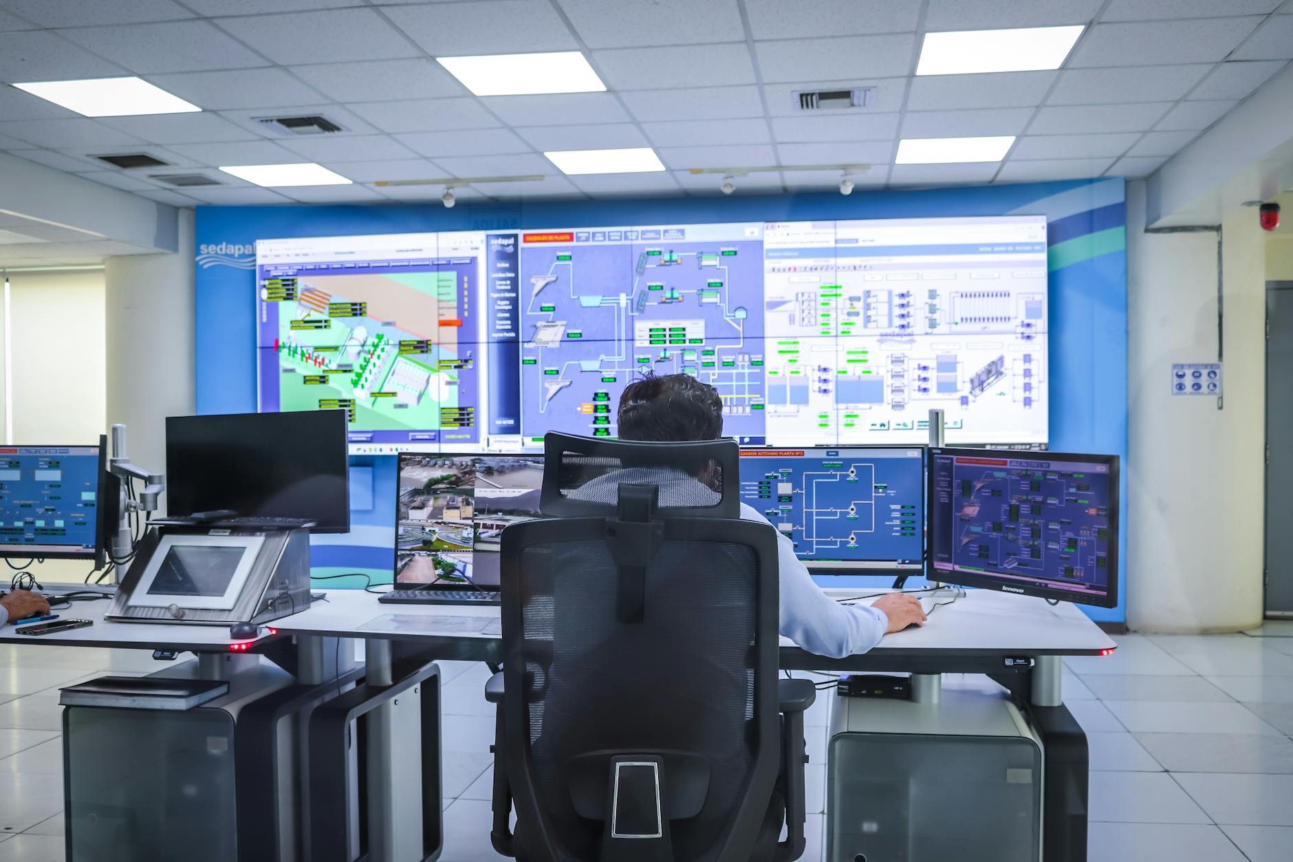 Opérateur de télésurveillance surveillant les alarmes d'habitations en temps réel