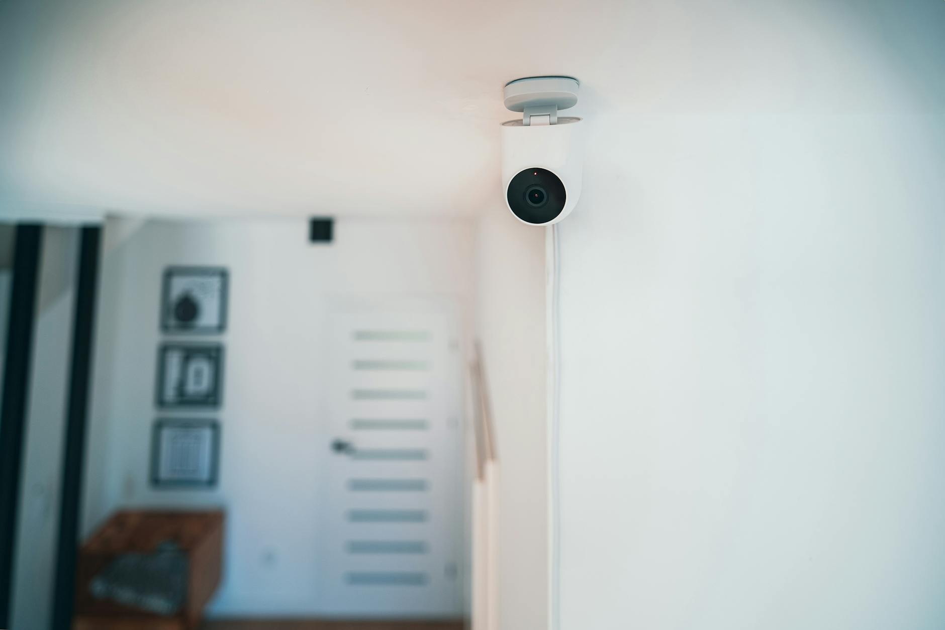 Système d'alarme de télésurveillance installé dans le salon d'une maison moderne